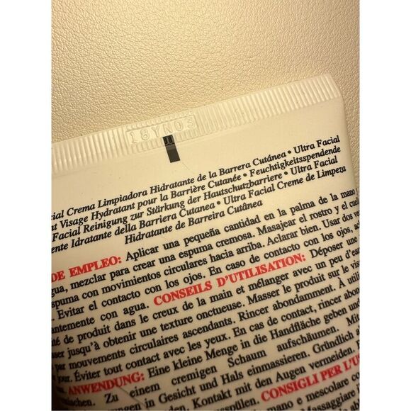 Kiehl’s Ultra Facial Barrier-Hydrating Cleanser 150ml - Picture 3 of 4